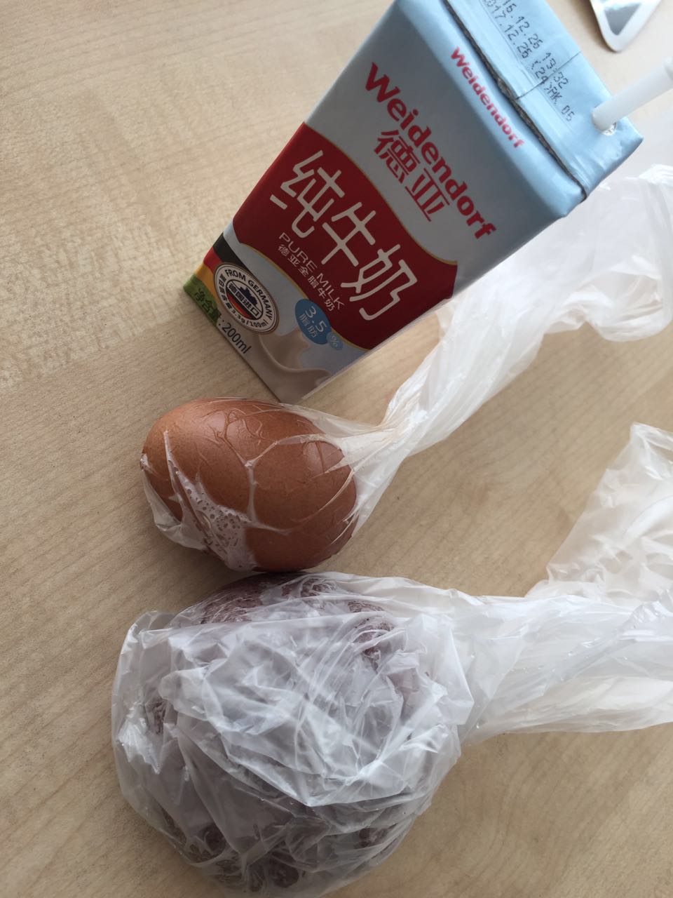 一个鸡蛋、一盒200ml牛奶、一盒红豆包